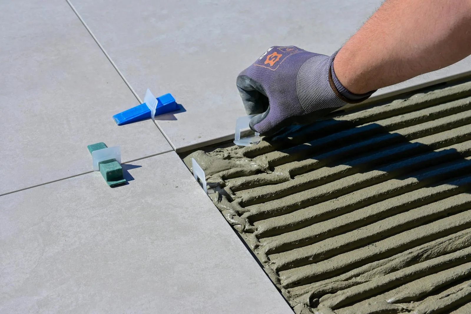 Fliesenleger bei der Arbeit während einer Komplettbad-Sanierung