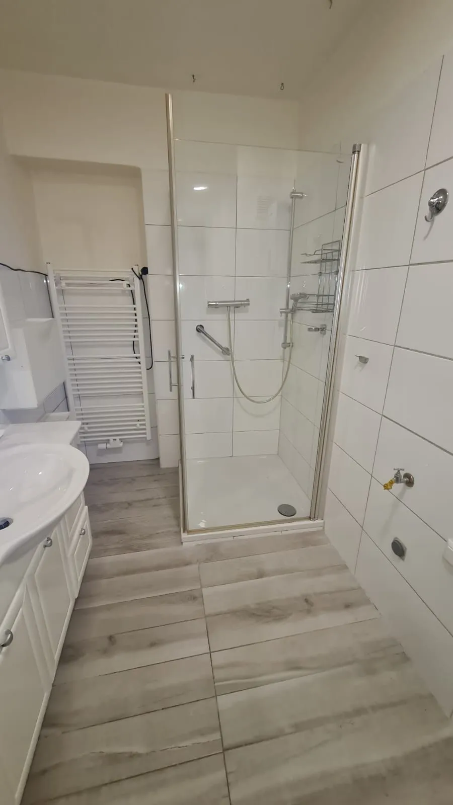 Fertig umgebautes Bad mit bodengleicher Glasdusche von Dimen Deal
